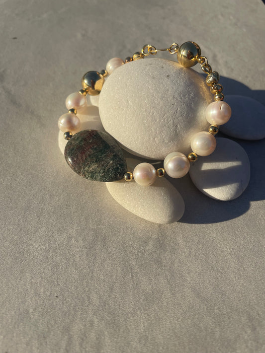 Not your ordinary pearl armband